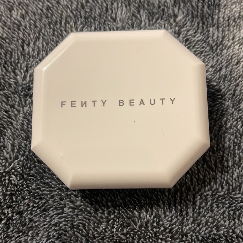 Fenty 250 Pro Filt’r Soft Matte Longwear Powder Foundation - Picture 4 of 6
